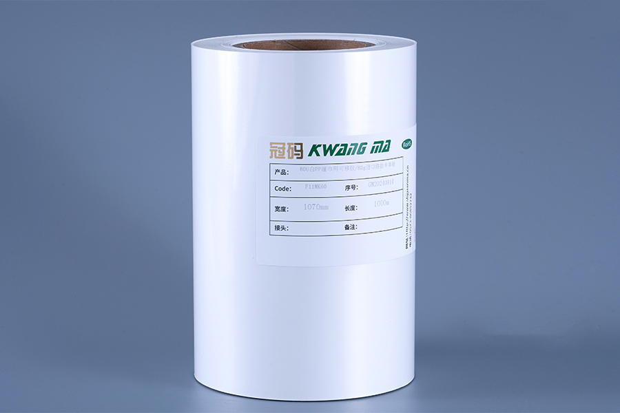 Selvklebende filmetikettmaterialer