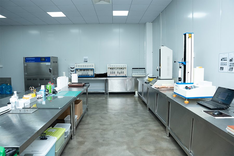 Perlehvit film laminert til B