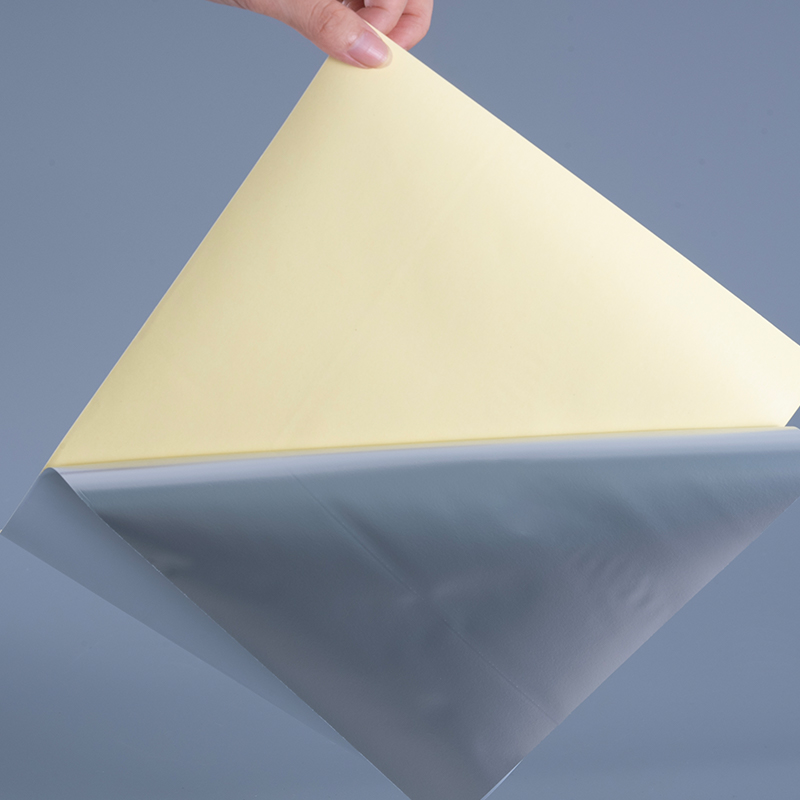 50 mic blankt hvit polyester PET-film selvklebende etikett med løsemiddel akrylklebende jumborull for digital utskrift