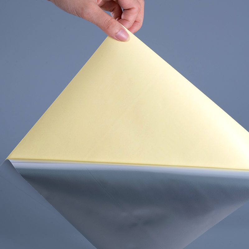 50 mic blankt hvit polyester PET-film selvklebende etikett med løsemiddel akrylklebende jumborull for digital utskrift