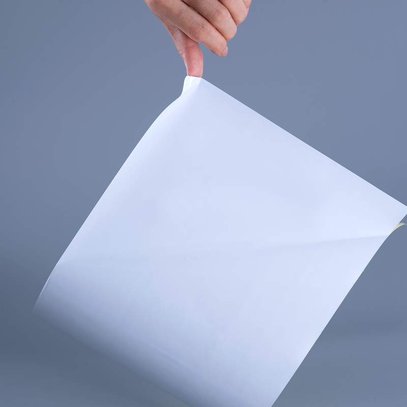 25 mikroglans PET vinylfilmetikettmaterialer med akrylklebende jumborull for blekkskriving