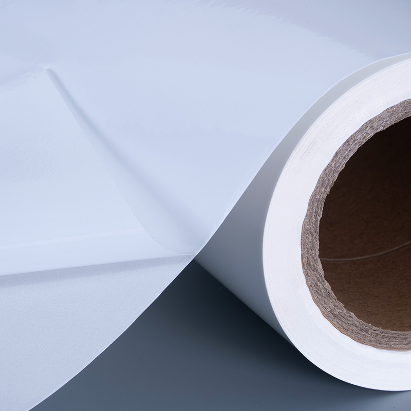 25 mikroglans PET vinylfilmetikettmaterialer med akrylklebende jumborull for blekkskriving