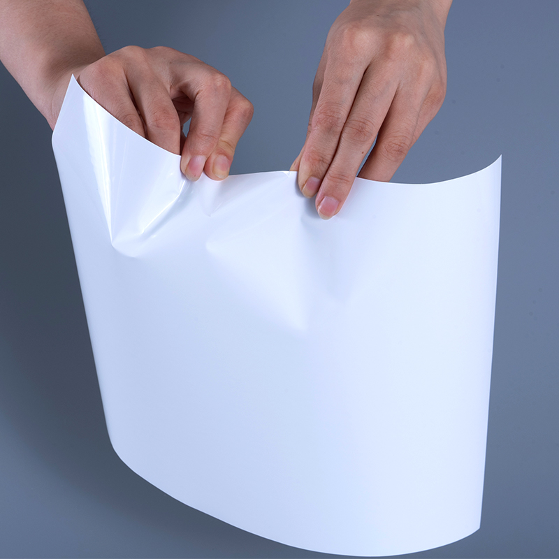 25 mikroglans PET vinylfilmetikettmaterialer med akrylklebende jumborull for blekkskriving