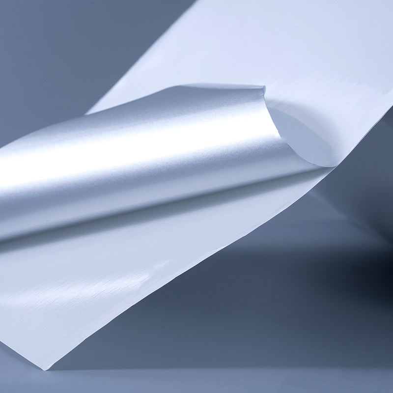 25 mic blank hvit aluminiumsbelagt polyesterfilm selvklebende etikett med vannbasert akryllim for blekkskriving