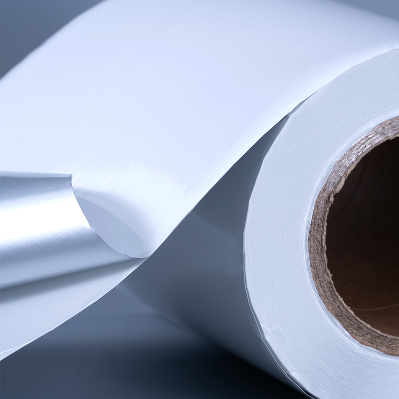25 mic blank hvit aluminiumsbelagt polyesterfilm selvklebende etikett med vannbasert akryllim for blekkskriving