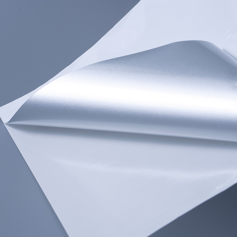 25 mic blank hvit aluminiumsbelagt polyesterfilm selvklebende etikett med vannbasert akryllim for blekkskriving